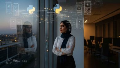مهندسة برمجيات شابة تقف بثقة في مكتب حديث، محاطة بتصاميم واجهات المستخدم وشعارات بايثون المتوهجة، مما يرمز إلى دورها في بناء التكنولوجيا.