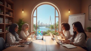 نساء من البصرة يعملن على مشاريع تقنية متطورة في بيئة عصرية وملهمة تطل على جسر البصرة، يمثلن التنوع والنشاط في بناء مستقبل رقمي. دور المرأة في صناعة التكنولوجيا